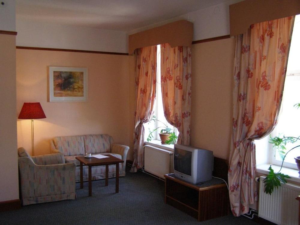 Victoria Hotel 3*